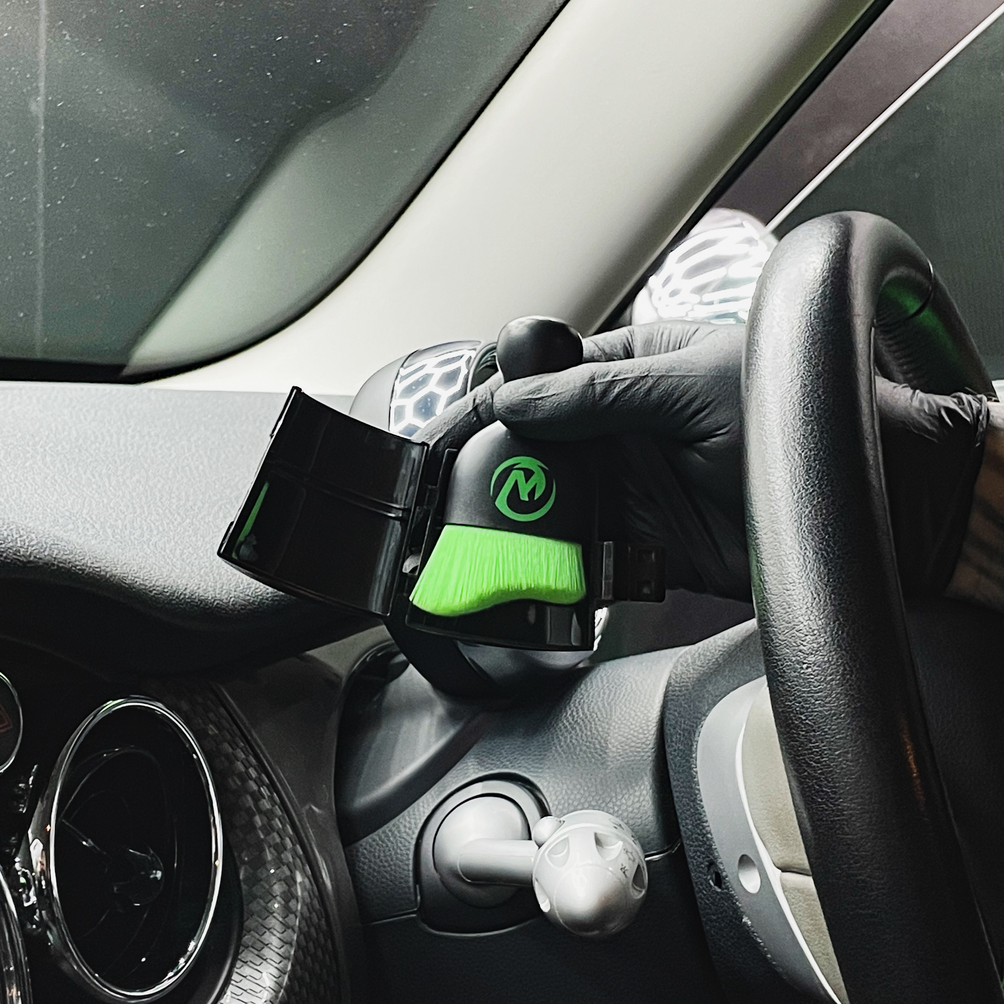 INTERIOR DUSTING BRUSH